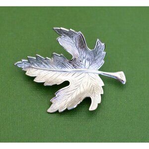 Vintage Maple Leaf Silver Tone Brooch K28